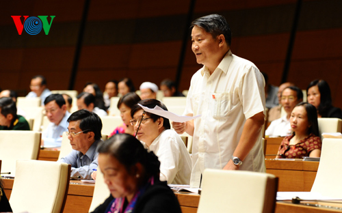 รัฐสภาหารือเกี่ยวกับสถานการณ์เศรษฐกิจ – สังคมปี 2014 และหน้าที่ในปี 2015